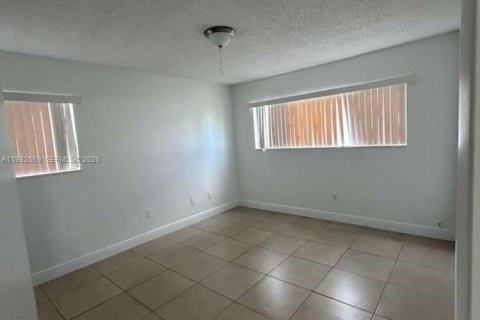 Condominio en alquiler en Miami, Florida, 2 dormitorios, 80.82 m2 № 2049228 - foto 5