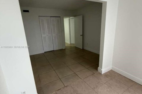 Condominio en alquiler en Miami, Florida, 2 dormitorios, 80.82 m2 № 2049228 - foto 3