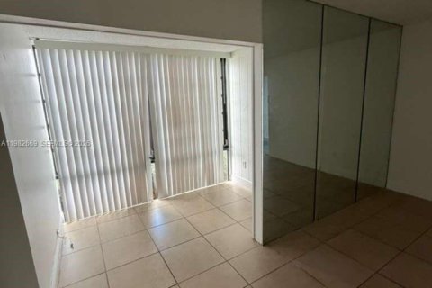 Condominio en alquiler en Miami, Florida, 2 dormitorios, 80.82 m2 № 2049228 - foto 13