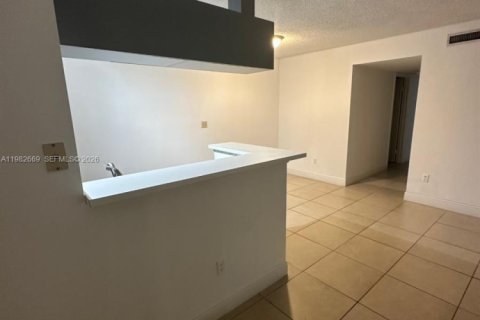 Condominio en alquiler en Miami, Florida, 2 dormitorios, 80.82 m2 № 2049228 - foto 2
