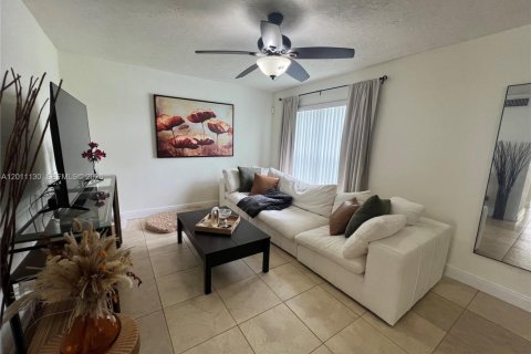 Villa ou maison à louer à Cutler Bay, Floride: 3 chambres, 112.88 m2 № 2085272 - photo 5