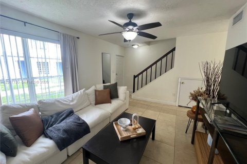 Villa ou maison à louer à Cutler Bay, Floride: 3 chambres, 112.88 m2 № 2085272 - photo 4