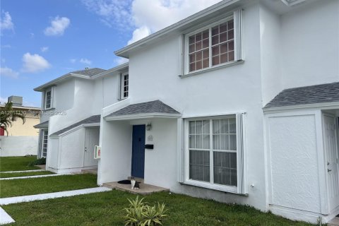 Villa ou maison à louer à Cutler Bay, Floride: 3 chambres, 112.88 m2 № 2085272 - photo 2