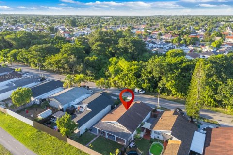 House in Miami, Florida 3 bedrooms, 126.81 sq.m. № 1955369 - photo 28