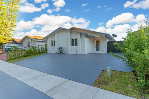 Купить виллу или дом в Майами, Флорида 3 спальни, 126.81м2, № 1955369 - фото 1