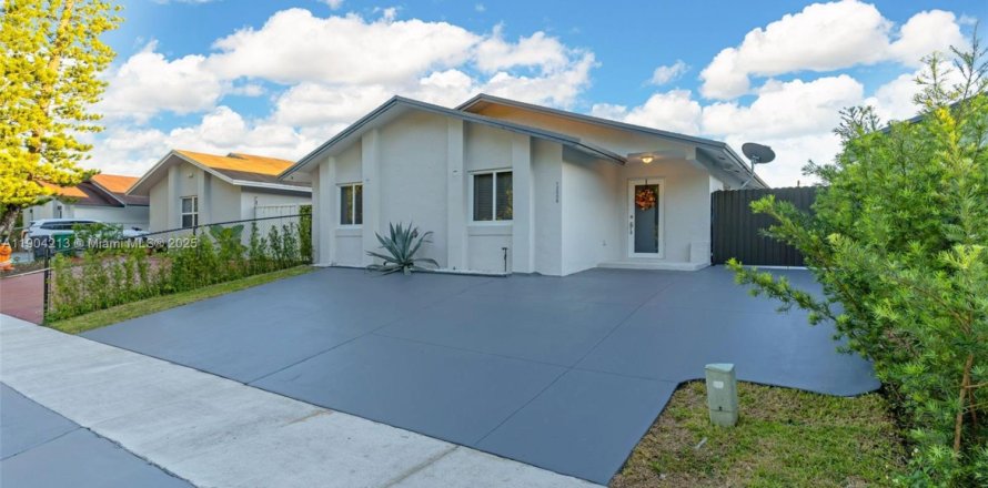 Дом в Майами, Флорида 3 спальни, 126.81м2 № 1955369