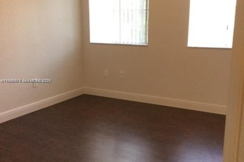 Touwnhouse à louer à Doral, Floride: 3 chambres, 137.22 m2 № 1999293 - photo 4