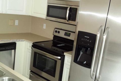 Touwnhouse à louer à Doral, Floride: 3 chambres, 137.22 m2 № 1999293 - photo 2