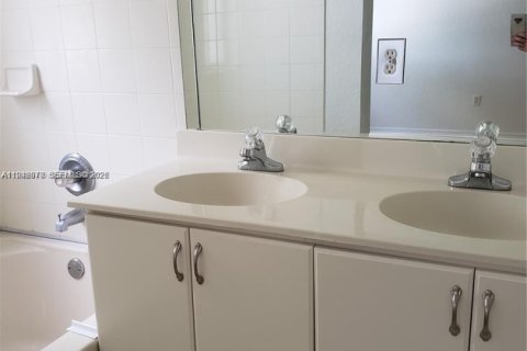 Touwnhouse à louer à Doral, Floride: 3 chambres, 137.22 m2 № 1999293 - photo 7