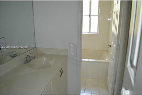 Touwnhouse à louer à Doral, Floride: 3 chambres, 137.22 m2 № 1999293 - photo 8