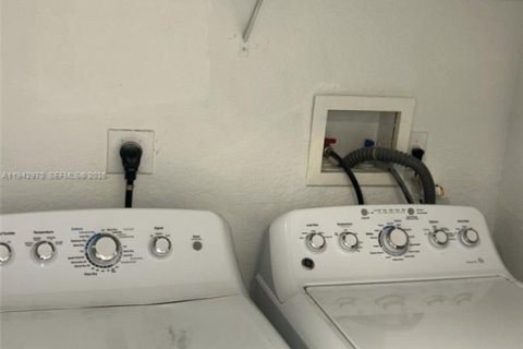 Touwnhouse à louer à Doral, Floride: 3 chambres, 137.22 m2 № 1999293 - photo 13