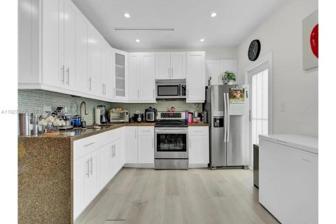 Купить коммерческую недвижимость в Майами, Флорида 176.24м2, № 1988109 - фото 12