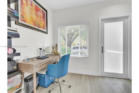 Купить коммерческую недвижимость в Майами, Флорида 176.24м2, № 1988109 - фото 10