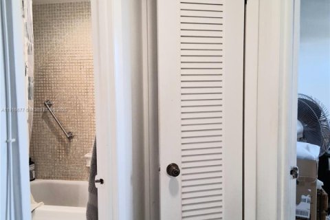 Condo in Sunrise, Florida, 2 bedrooms  № 1971981 - photo 11