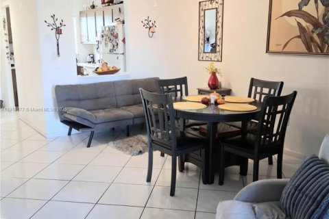 Condo in Sunrise, Florida, 2 bedrooms  № 1971981 - photo 8
