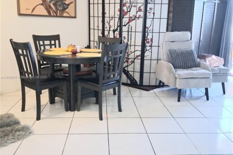 Condo in Sunrise, Florida, 2 bedrooms  № 1971981 - photo 9