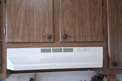 Condo in Sunrise, Florida, 2 bedrooms  № 1971981 - photo 4