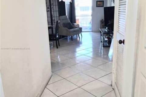 Condo in Sunrise, Florida, 2 bedrooms  № 1971981 - photo 19