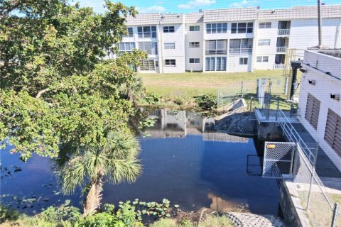 Condo in Sunrise, Florida, 2 bedrooms  № 1971981 - photo 23