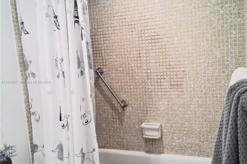 Condo in Sunrise, Florida, 2 bedrooms  № 1971981 - photo 12