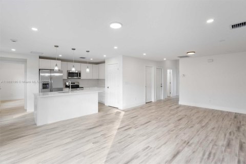 Villa ou maison à vendre à Palm Bay, Floride: 4 chambres, 150.78 m2 № 2021194 - photo 4