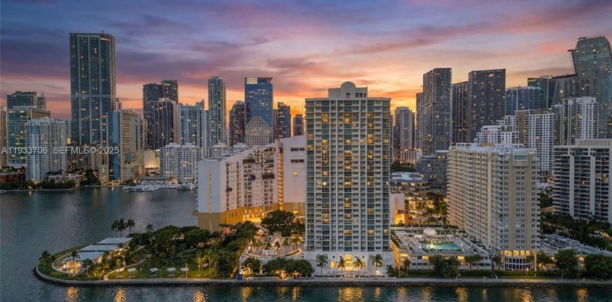 Кондоминиум с 2 спальнями в Майами, Флорида № 1991969