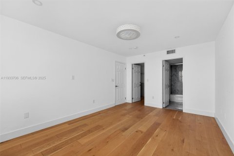 Снять в аренду кондоминиум в Майами, Флорида 2 спальни, 89.19м2, № 1991969 - фото 21