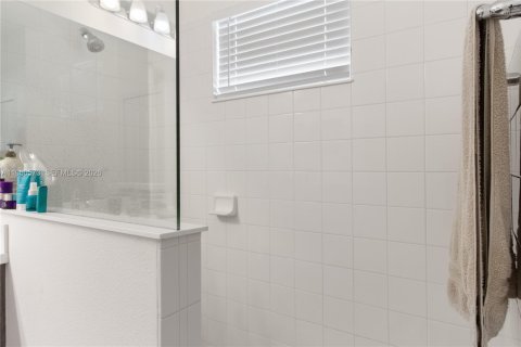 House in Bradenton, Florida 3 bedrooms, 141.95 sq.m. № 2021812 - photo 16