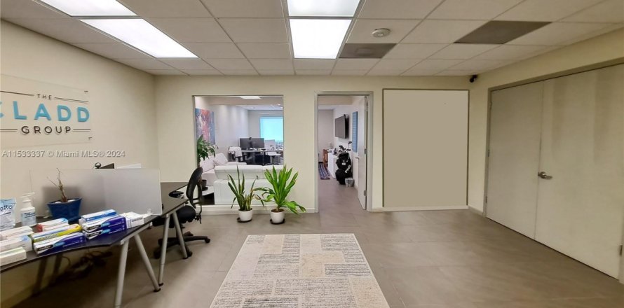 Bureau à North Miami, Floride № 1009525