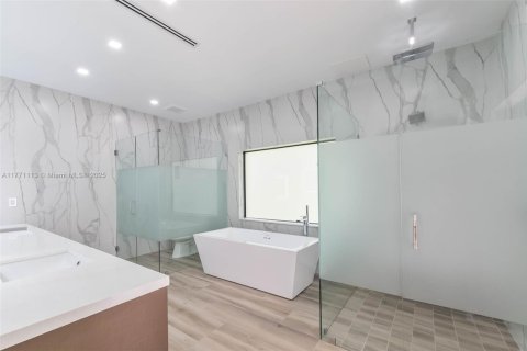 Купить виллу или дом в Майами, Флорида 4 спальни, 247.77м2, № 1706432 - фото 16