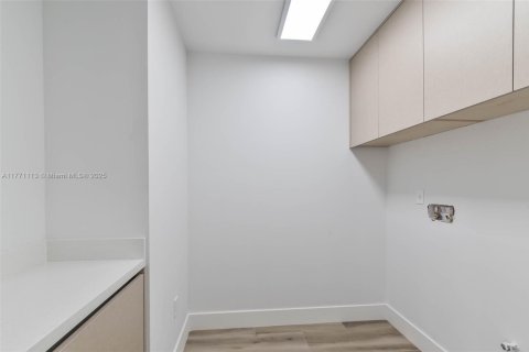 Купить виллу или дом в Майами, Флорида 4 спальни, 247.77м2, № 1706432 - фото 28