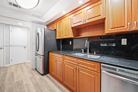 Снять в аренду таунхаус в Норт-Майами-Бич, Флорида 3 спальни, 146.14м2, № 1991687 - фото 8