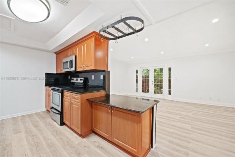 Снять в аренду таунхаус в Норт-Майами-Бич, Флорида 3 спальни, 146.14м2, № 1991687 - фото 5