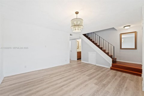 Снять в аренду таунхаус в Норт-Майами-Бич, Флорида 3 спальни, 146.14м2, № 1991687 - фото 4