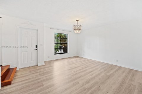 Снять в аренду таунхаус в Норт-Майами-Бич, Флорида 3 спальни, 146.14м2, № 1991687 - фото 3