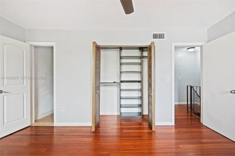 Снять в аренду таунхаус в Норт-Майами-Бич, Флорида 3 спальни, 146.14м2, № 1991687 - фото 13