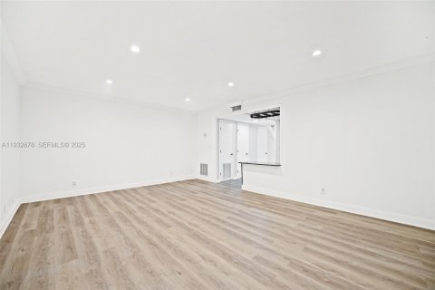 Снять в аренду таунхаус в Норт-Майами-Бич, Флорида 3 спальни, 146.14м2, № 1991687 - фото 10