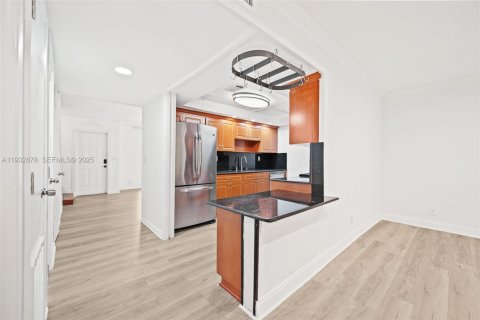 Снять в аренду таунхаус в Норт-Майами-Бич, Флорида 3 спальни, 146.14м2, № 1991687 - фото 6