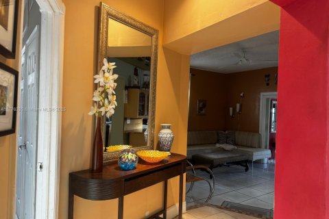 House in Miami, Florida 3 bedrooms, 125.05 sq.m. № 1739993 - photo 7