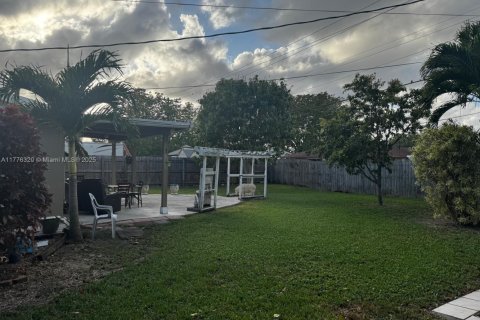 House in Miami, Florida 3 bedrooms, 125.05 sq.m. № 1739993 - photo 17