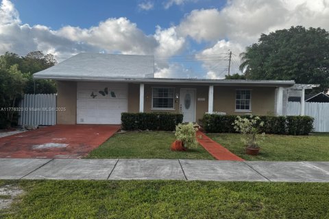 House in Miami, Florida 3 bedrooms, 125.05 sq.m. № 1739993 - photo 1
