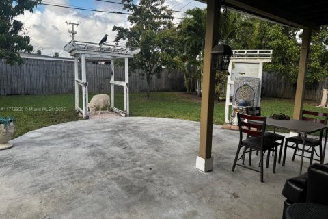House in Miami, Florida 3 bedrooms, 125.05 sq.m. № 1739993 - photo 14