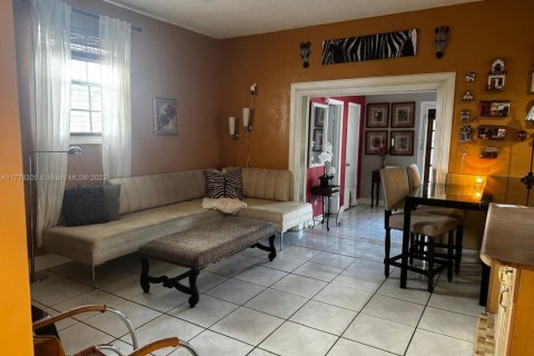 House in Miami, Florida 3 bedrooms, 125.05 sq.m. № 1739993 - photo 8