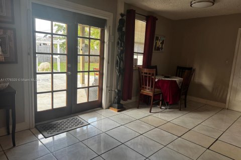 House in Miami, Florida 3 bedrooms, 125.05 sq.m. № 1739993 - photo 11