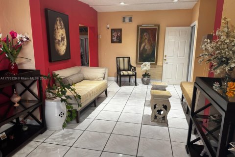 House in Miami, Florida 3 bedrooms, 125.05 sq.m. № 1739993 - photo 2