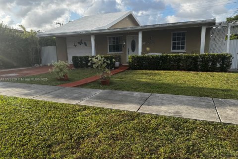House in Miami, Florida 3 bedrooms, 125.05 sq.m. № 1739993 - photo 21