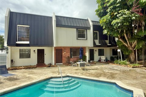 Touwnhouse à louer à South Miami, Floride: 2 chambres, 93.55 m2 № 1944174 - photo 1