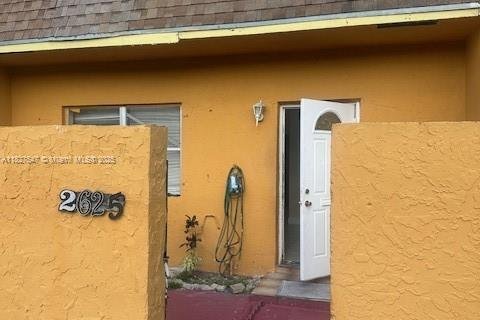 Townhouse in Sunrise, Florida 3 bedrooms, 118.54 sq.m. № 1936085 - photo 2