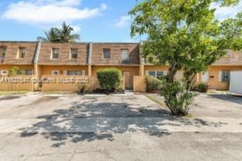 Townhouse in Sunrise, Florida 3 bedrooms, 118.54 sq.m. № 1936085 - photo 1