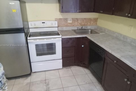 Townhouse in Sunrise, Florida 3 bedrooms, 118.54 sq.m. № 1936085 - photo 7